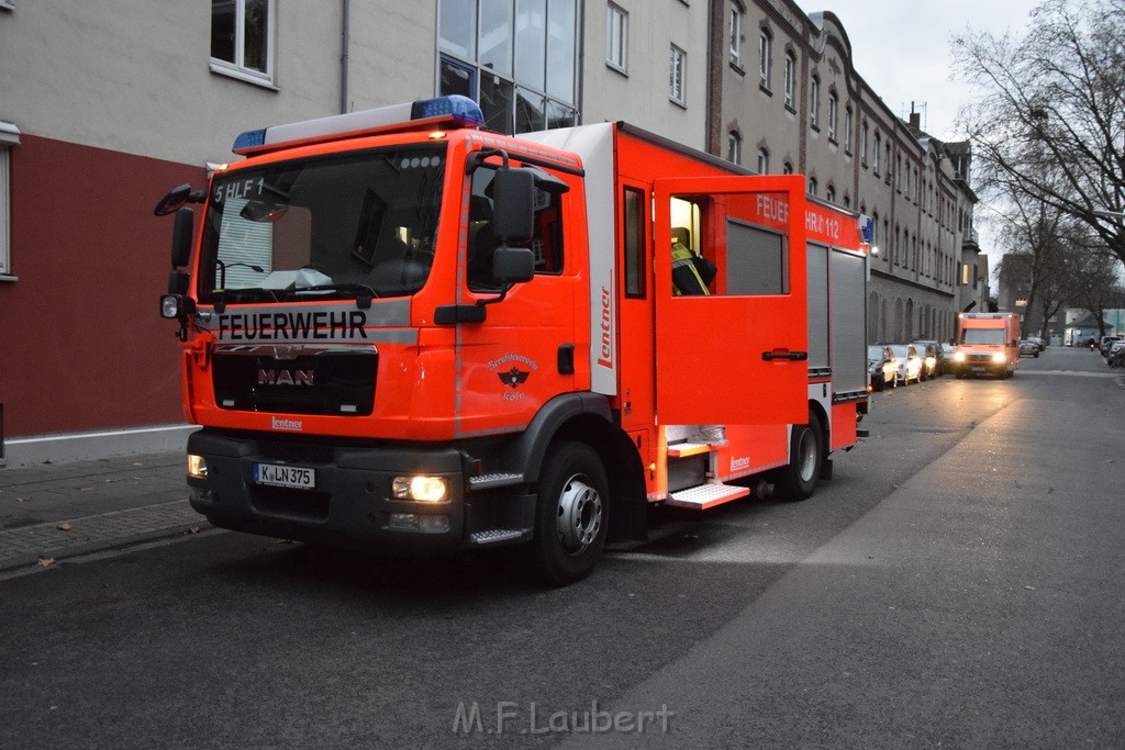 Feuer 2 Y durch Weihnachtsbaum  Koeln Ehrenfeld Alpenerstr P04.JPG - Miklos Laubert